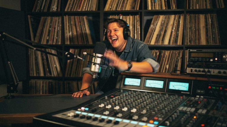 Zurück am Mikro: Die neuesten Nachrichten zu ‚Die größten Shows der Radiogeschichte‘