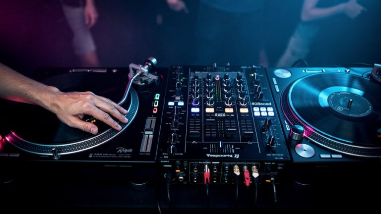 Der ewige Beat: Was ist neu bei Turntables im House und warum sie unersetzlich sind