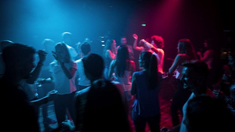 Extravertiert, stabil, glücklich: Die neuesten Beats der Dancefloor Psychologie