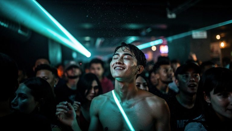 Dancefloor Psychologie: Warum wir auf dem Floor wirklich glücklich sind